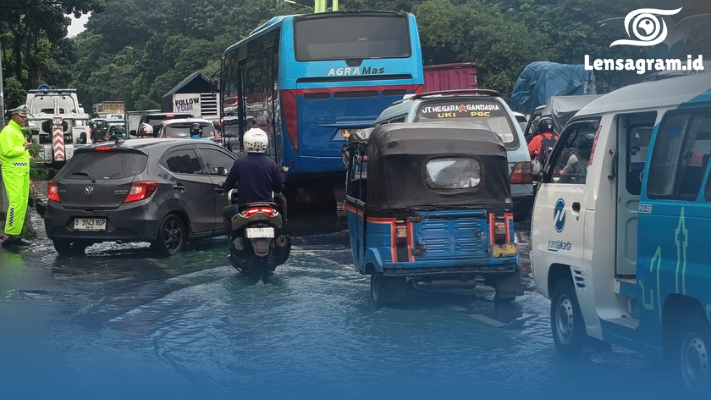Bikin Heran! Banjir Surut, Lalu Lintas di DI Panjaitan Tetap Macet Parah