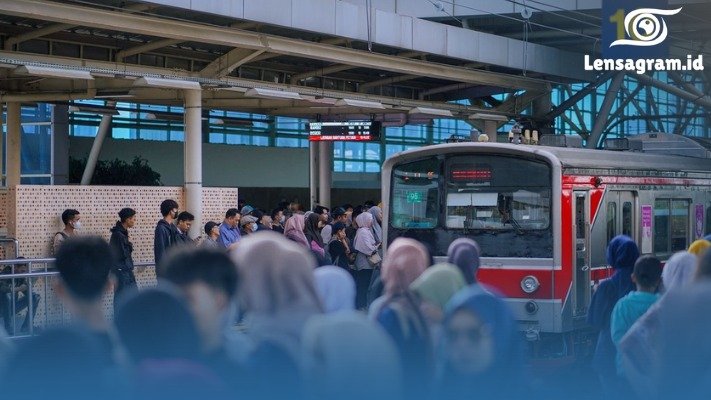 Resmi! Penumpang Kini Bisa Buka Puasa di KRL, Tapi Ada Syarat Khususnya