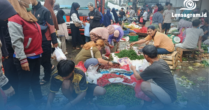 Jelang Ramadhan, Warga Tetap Borong Sayur Meski Harga Naik Tajam!