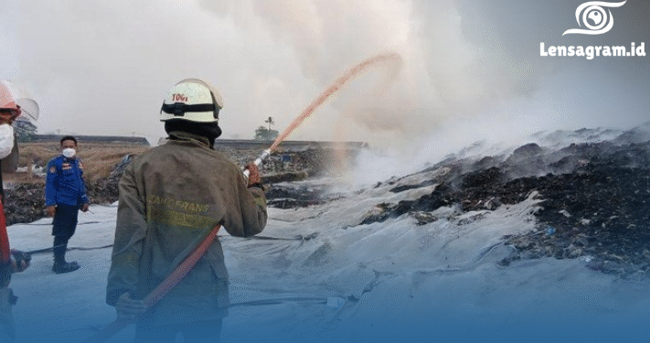Kebakaran TPA Jatiwaringin Belum Usai, Helikopter BNPB Dikerahkan Saat Langit Mulai Terang